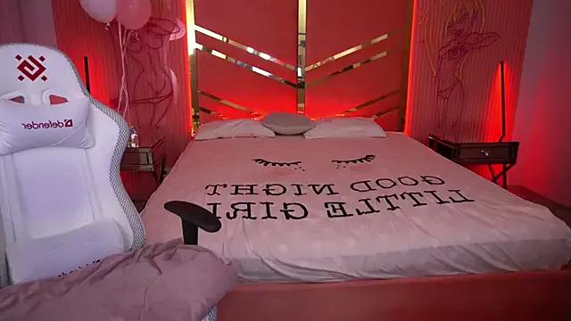 JanieFoxy on StripChat 