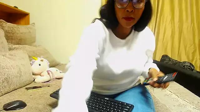 Juicyasss35xx on StripChat