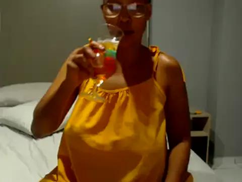 Juicyasss35xx on StripChat