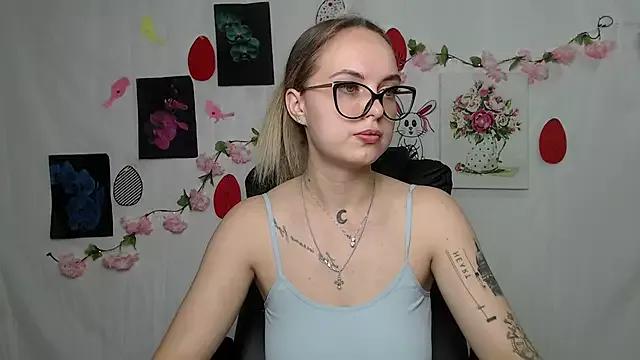 KhaleesiMoon on StripChat 