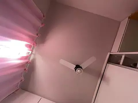 Offline lariic on StripChat