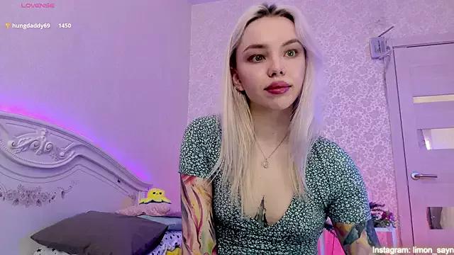 LillyMoure_ on StripChat 