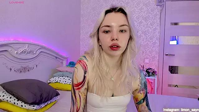 LillyMoure_ on StripChat 