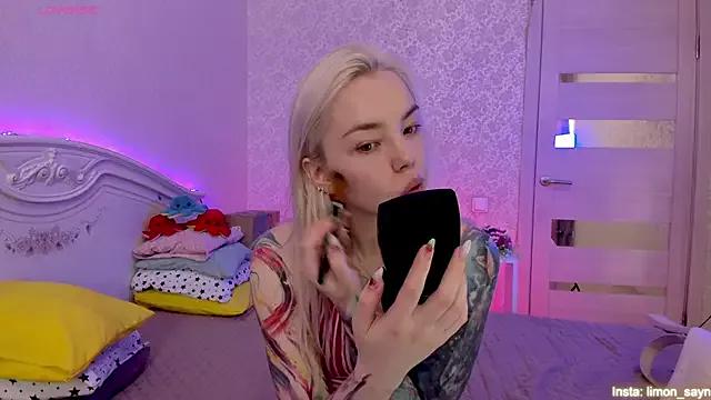 LillyMoure_ on StripChat 