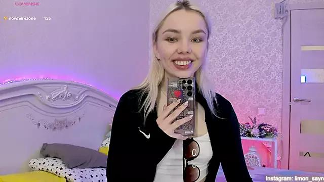 LillyMoure_ on StripChat 