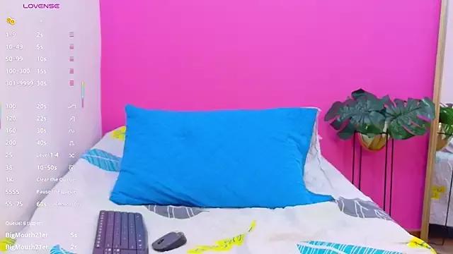 Freechat littleebonymommy on StripChat