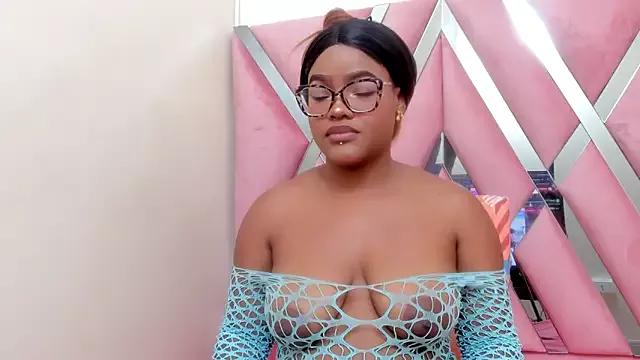 luna_lyon on StripChat 