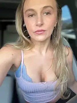 Freechat lunagirl13 on StripChat