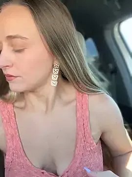 Freechat lunagirl13 on StripChat