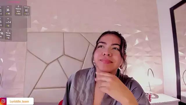 LunaRiddle on StripChat 