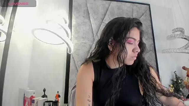 LunaRiddle on StripChat 