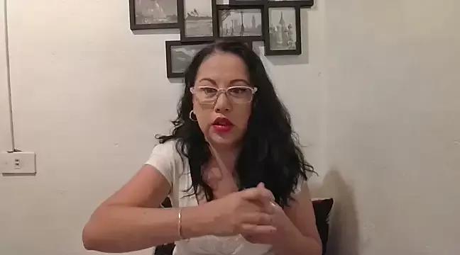 MirandaLatinaLovely on StripChat 