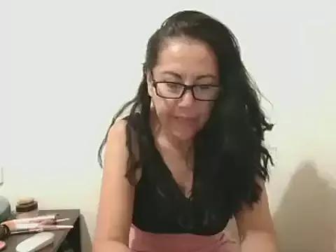 MirandaLatinaLovely on StripChat 