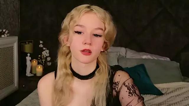 NaomiLoys on StripChat 