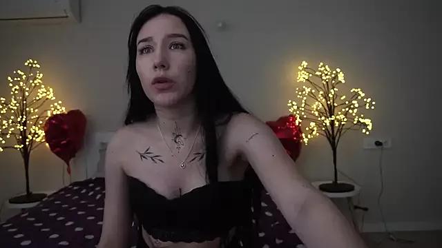 NikkiGoldSide on StripChat 