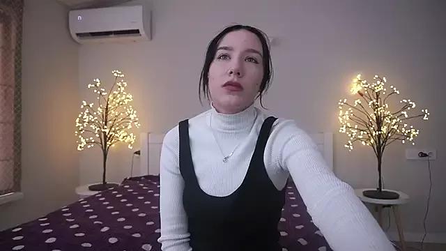 NikkiGoldSide on StripChat 