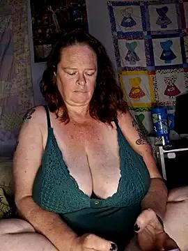 Scarlett2372 on StripChat