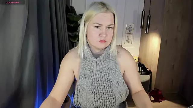 YolandaKiss on StripChat 