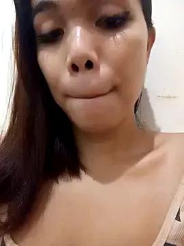 yolly_fox on StripChat